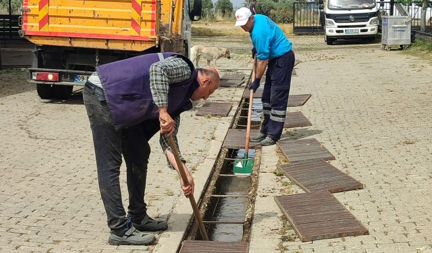 Efeler Beledi̇yesi̇'nden Çeştepe Hayvan Pazarı'nda bayram öncesi yoğun mesai