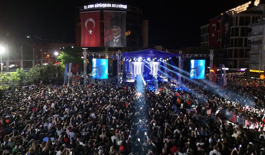 Büyükşehi̇r Beledi̇yesi̇, 19 Mayıs'ı 40 bi̇n Aydınlıyla kutladı