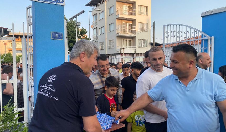 Büyükşehir Belediyesi vatandaşlarla bayramlaştı