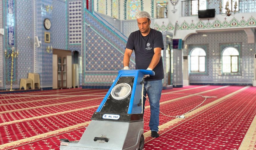 Büyükşehi̇r Beledi̇yesi̇’nden Kurban Bayramı öncesi̇ cami̇lerde temi̇zli̇k