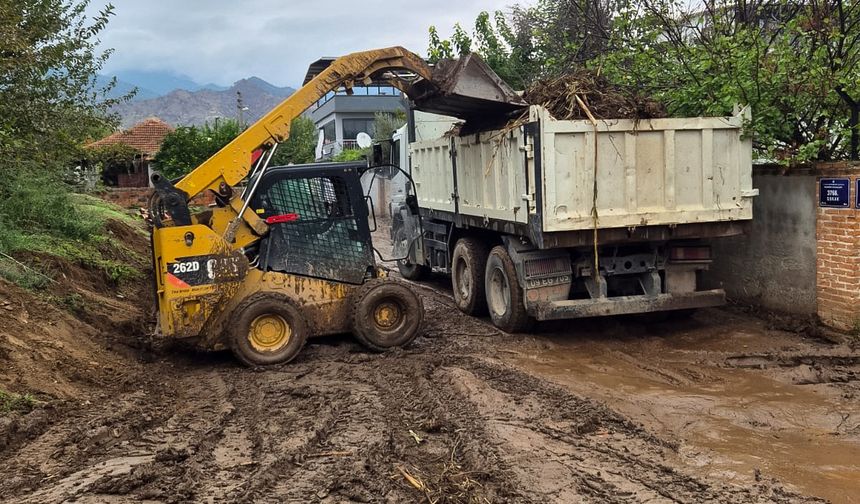 Başkan Yetişkin, sağanak mağdurlarının yanında