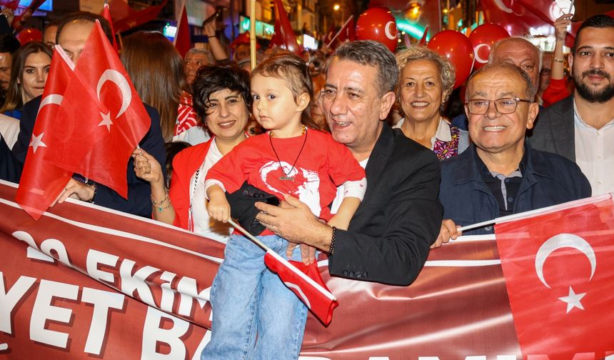 Efeler’de binlerce vatandaş Cumhuriyet Yürüyüşü’nde buluştu