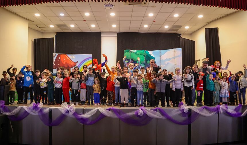 Efeler’de ara tatil tiyatro şenliğine dönüştü