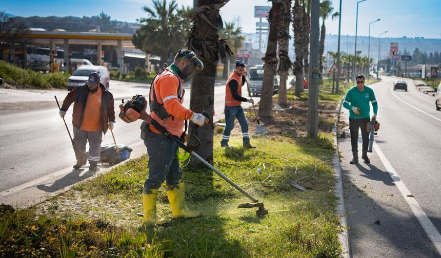 Kuşadası’nda refüjler bayrama hazırlanıyor