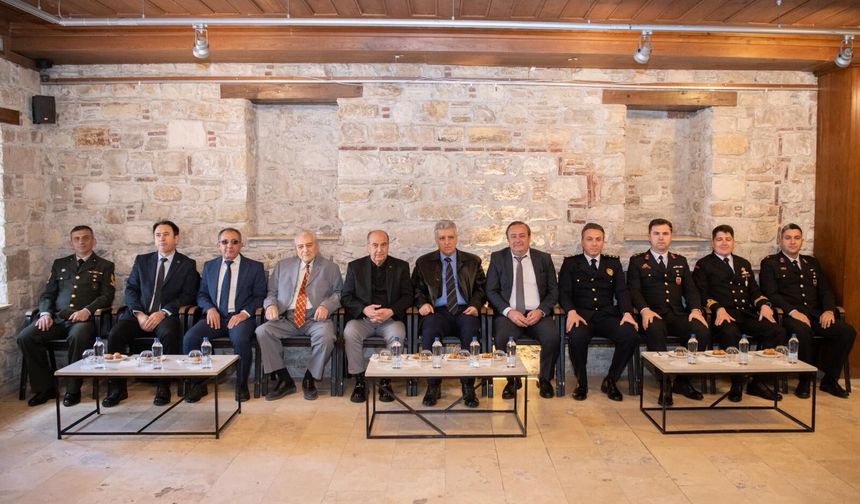 Kuşadası’nda ilçe protokolü vatandaşlarla bayramlaştı