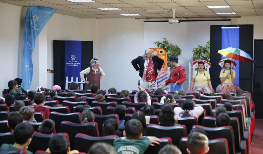 Başkan Çerçioğlu Köşk’te minikleri tiyatroyla buluşturdu