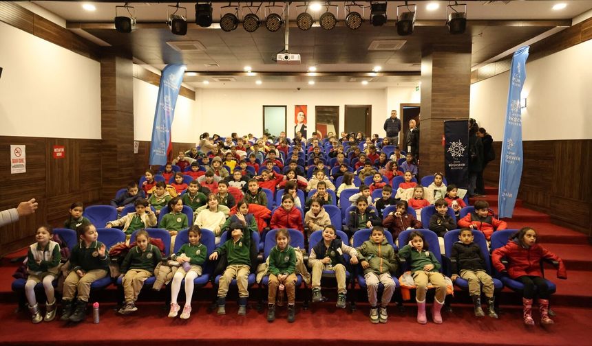 Başkan Çerçioğlu Koçarlı’da minikleri tiyatroyla buluşturdu