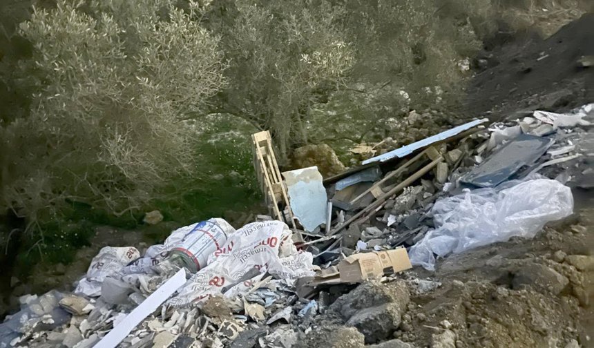 Kuşadası'nda kaçak moloz dökerken suçüstü yakalanan kamyonet sürücüsüne ceza