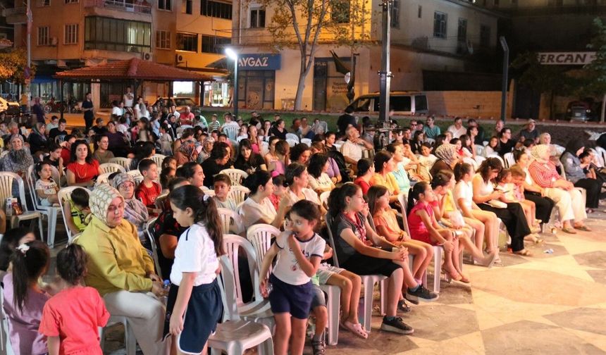 Büyükşehir Yenipazar’da vatandaşları açık hava sineması ile buluşturdu