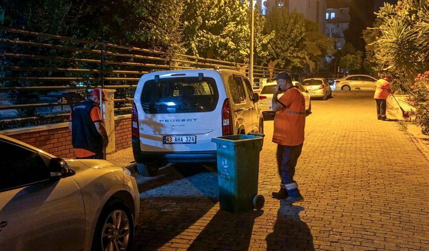Efeler’de gece mesaisi: Temizlik ekipleri köşe bucak çalışıyor