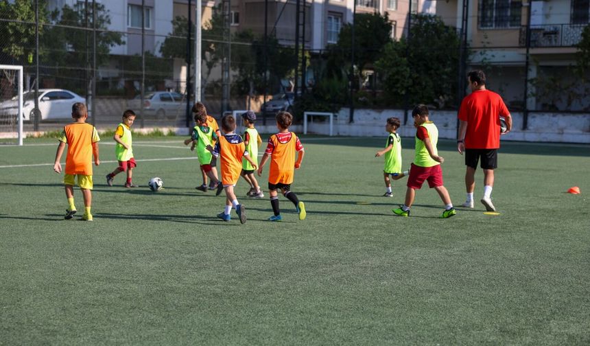 Efeler’de geleceğin yıldızları Mehmet Anbarlı Spor Tesisleri’nde yetişiyor