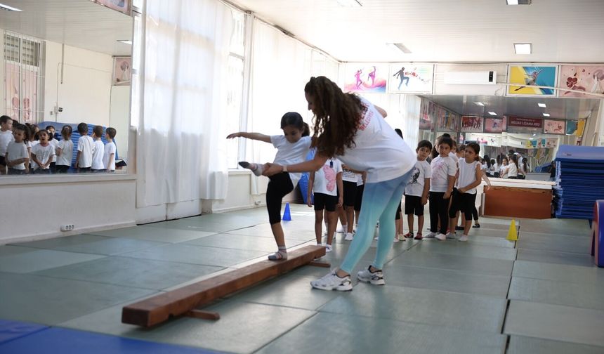 Efeler’de minikler jimnastikle güçleniyor